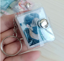 Cargar imagen en el visor de la galería, Llavero mini álbum fotos
