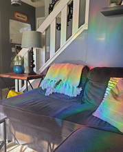 Cargar imagen en el visor de la galería, Vinil para ventana Atrapa Sol efecto arcoiris